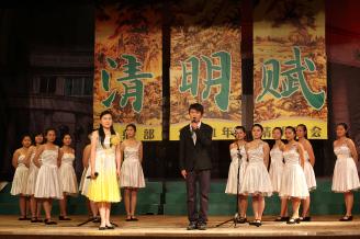 2011年4月7日晚，在校大礼堂举行了一场以“清明赋”为主题的清明诗会，此次活动意在弘扬中华诗歌文化，缅怀故人。.JPG