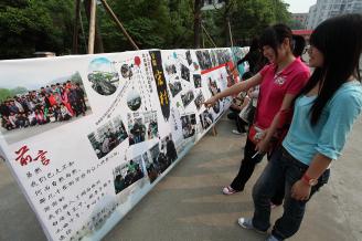 2011年5月24日，50多幅师生宏村写生作品在学校主校道展出，吸引了许多同学前来观摩，作品联展大放异彩。.JPG