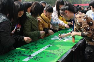 2012.03.31上午9点，“地球一小时”的环保倡议和签名活动在常德师范学校主校道举行。来自幼师11级六个班的同学参与了此次活动。.JPG