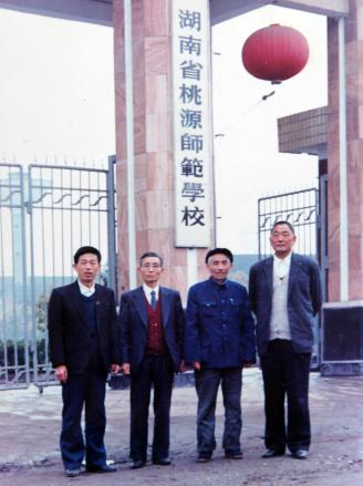 005.1991年，台湾原教育厅专员卢家兰先生访问母校桃师。.JPG